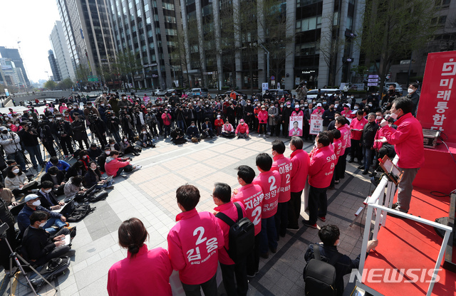 [서울=뉴시스] 고승민 기자 = 제21대 국회의원 선거에 출마하는 미래통합당 황교안 종로구 후보와 오세훈 광진을, 나경원 동작을 후보를 비롯한 서울지역 후보들, 유승민 의원, 박형준, 신세돈 공동선대위원장이 12일 서울 종로구 청계광장에서 대국민 호소 합동유세를 하고 있다. 유승민 의원이 발언하고 있다. 2020.04.12.kkssmm99@newsis.com