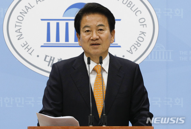 [서울=뉴시스] 박민석 기자 = 제21대 총선에서 전주시병에 출마한 민생당 정동영 후보가 4월12일 국회에서 긴급 기자회견을 하고 있다. 그는 전북 선관위의 더불어민주당 김성주 후보에 대한 '재산에 관한 허위 사실 공표에 대한 결정 공고'가 늦었다고 주장하며 법적 정치적 대응을 예고했다. 2020.04.12. mspark@newsis.com