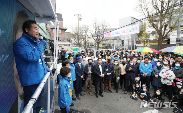 [서울=뉴시스] 김진아 기자 = 제21대 국회의원선거 서울 종로에 출마하는 더불어민주당 이낙연 후보가 12일 서울 종로구 구기동 일대에서 거점유세를 하고 있다. 2020.04.12. bluesoda@newsis.com