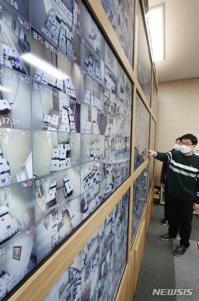 [과천=뉴시스] 고승민 기자 = 제21대 국회의원 선거 사전투표일을 하루 지난 12일 경기 과천시 중앙선거관리위원회 종합상황실에 마련된 사전투표함 보관장소 CCTV 통합관제센터에서 관계자들이 CCTV를 살펴보고 있다. 2020.04.12.kkssmm99@newsis.com