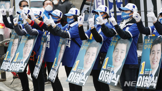 [서울=뉴시스] 김진아 기자 = 이낙연 더불어민주당 공동상임선대위원장이 12일 서울 강동구 굽은다리역 일대에서 서울 강동갑 진선미, 강동을 이해식 후보 지원유세를 하자 선거운동원들이 선거운동을 하고 있다. 2020.04.12. bluesoda@newsis.com