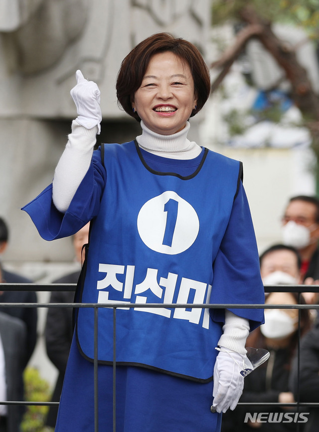 [서울=뉴시스] 김진아 기자 = 이낙연 더불어민주당 공동상임선대위원장이 12일 서울 강동구 굽은다리역 일대에서 서울 강동갑 진선미, 강동을 이해식 후보 지원유세를 하자 진선미 후보가 미소짓고 있다. 2020.04.16.&nbsp; bluesoda@newsis.com