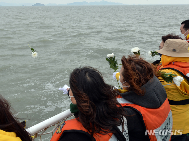 [진도=뉴시스]변재훈 기자 = 세월호 참사 6주기를 닷새 앞둔 12일 오전 희생자 가족들이 전남 진도군 관매도 인근 사고 해역을 찾아 바다를 향해 국화를 던지고 있다. 2020.04.12. wisdom21@newsis.com 