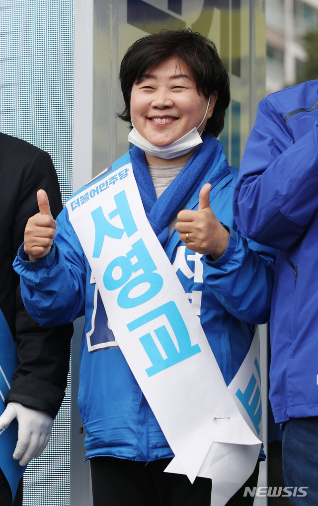 [서울=뉴시스] 김진아 기자 = 이낙연 더불어민주당 공동상임선대위원장이 12일 서울 송파구 잠실새내역 인근에서 서울 송파갑 조재희, 송파을 최재성, 송파병 남인순 후보, 중랑구갑 서영교 후보 지원유세를 하자 서영교 후보가 포즈를 취하고 있다. 2020.04.16. bluesoda@newsis.com