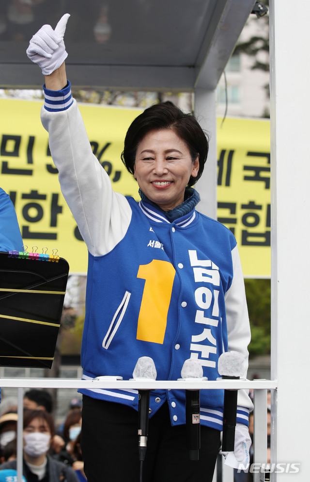 [서울=뉴시스] 김진아 기자 = 이낙연 더불어민주당 공동상임선대위원장이 12일 서울 송파구 잠실새내역 인근에서 서울 송파갑 조재희, 송파을 최재성, 송파병 남인순 후보 지원유세를 하자 남인순 후보가 포즈를 취하고 있다. 2020.04.16.&nbsp; bluesoda@newsis.com