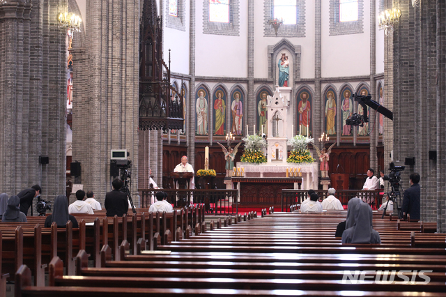 [서울=뉴시스] 이윤청 기자 = 12일 오전 서울 명동대성당에서 주님 부활 대축일 미사가 거행되고 있다. 이날 미사는 코로나19 확산 예방을 위해 신자 참여 없이 주교단과 사제단 및 수도자 일부가 참석한 가운데 온라인 생중계로 진행됐다. (사진=천주교 서울대교구 홍보위원회 제공) 2020.04.12.&nbsp; photo@newsis.com