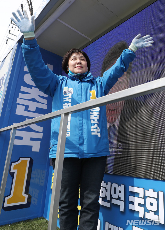 [용인=뉴시스] 김진아 기자 = 제21대 국회의원선거 경기 용인병에 출마하는 정춘숙 더불어민주당 후보가 12일 경기 용인 수지구청역 인근에서 시민들에게 인사하고 있다. 2020.04.16.&nbsp; bluesoda@newsis.com