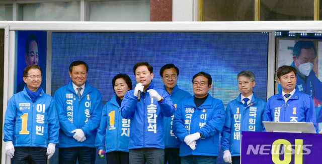 [광주=뉴시스] 류형근 기자 = 21대 국회의원 선거를 3일 앞둔 12일 오후 광주 북구 우산근린공원 앞 교차로에서 더불어민주당 광주지역 8명의 후보들이 지지를 호소하고 있다. 2020.04.12. hgryu77@newsis.com