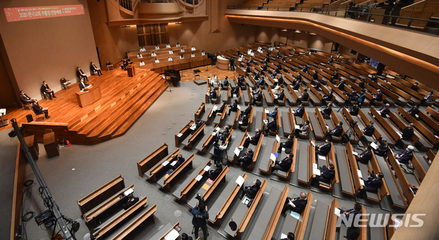 [서울=뉴시스] 사진공동취재단 = 2020 부활절 연합예배가 12일 오후 새문안교회에서 70개 교단 주최, 2020 한국교회 부활절 연합예배 준비위원회 주관으로 열리고 있다. 2020.04.12.&nbsp; photo@newsis.com