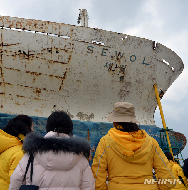 [목포=뉴시스]변재훈 기자 = 세월호 참사 6주기를 닷새 앞둔 지난 12일 희생자 가족들이 전남 목포시 달동 목포신항만에 직립 거치된 세월호 선체를 바라보고 있다. 2020.04.12.wisdom21@newsis.com