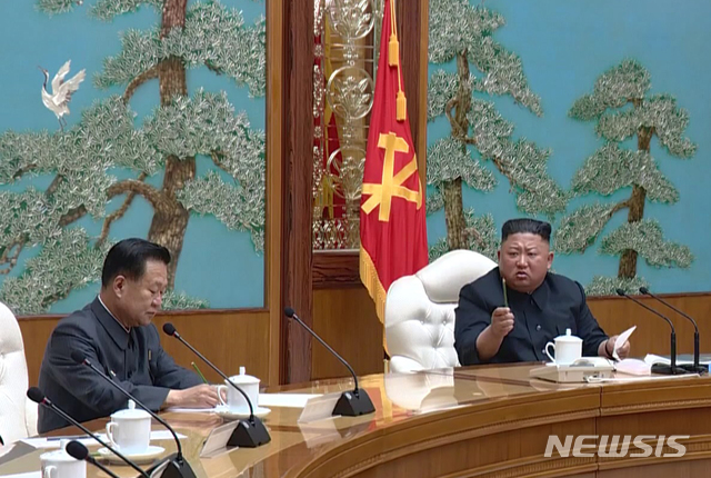 [서울=뉴시스] 이윤청 기자 = 지난 11일 김정은 국무위원장이 노동당 중앙위원회 정치국 회의를 주재하고 신종 코로나바이러스 감염증(코로나19) 대처방안 등을 논의했다고 12일 조선중앙TV가 보도했다. 김정은 위원장이 발언하고 있다. 왼쪽은 최룡해 최고인민회의 상임위원장 겸 국무위원회 제1부위원장. (사진=조선중앙TV 캡쳐) 2020.04.12.&nbsp; photo@newsis.com