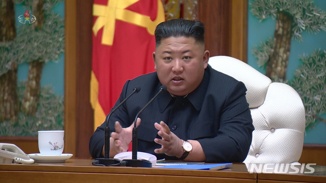 [서울=뉴시스] 이윤청 기자 = 지난 11일 김정은 국무위원장이 노동당 중앙위원회 정치국 회의를 주재하고 신종 코로나바이러스 감염증(코로나19) 대처방안 등을 논의했다고 12일 조선중앙TV가 보도했다. 김정은 위원장이 발언하고 있다. (사진=조선중앙TV 캡쳐) 2020.04.12.&nbsp; photo@newsis.com