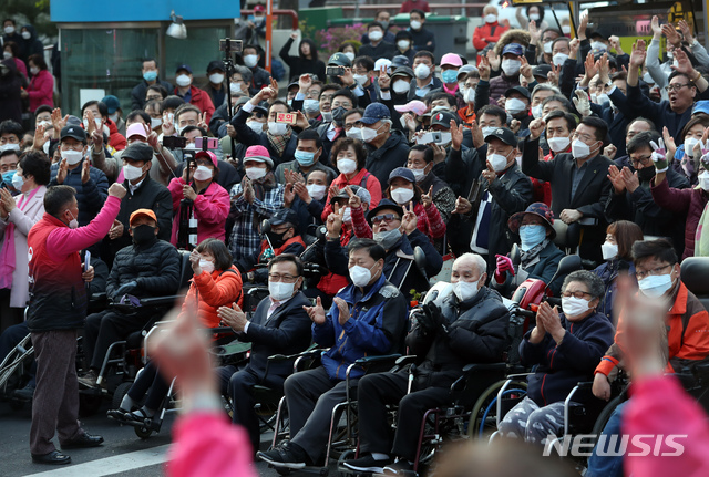 [서울=뉴시스] 고승민 기자 = 제21대 국회의원 선거에 출마하는 미래통합당 황교안 종로구 후보가 김종인 총괄선대위원장, 원유철 미래한국당 대표 등과 함께 12일 서울 종로구 무악동 일대에서 유세를 하고 있다. 무악동 주민들이 이를 지켜보고 있다. 2020.04.12.kkssmm99@newsis.com