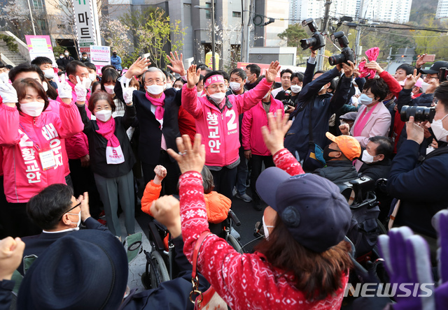 [서울=뉴시스] 고승민 기자 = 제21대 국회의원 선거에 출마하는 미래통합당 황교안 종로구 후보가 김종인 총괄선대위원장, 원유철 미래한국당 대표 등과 함께 12일 서울 종로구 무악동 일대에서 유세를 하고 있다. 2020.04.12.kkssmm99@newsis.com
