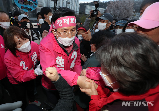 [서울=뉴시스] 고승민 기자 = 제21대 국회의원 선거에 출마하는 미래통합당 황교안 종로구 후보가 김종인 총괄선대위원장, 원유철 미래한국당 대표 등과 함께 12일 서울 종로구 무악동 일대에서 유세를 하고 있다. 2020.04.12.kkssmm99@newsis.com