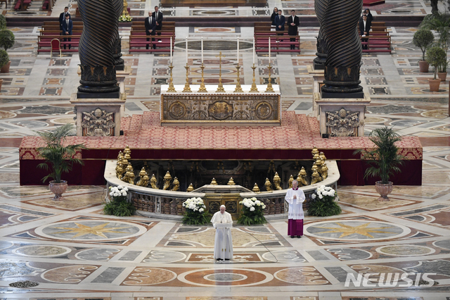 [바티칸-AP/뉴시스] 프란치스코 교황이 12일 비공개에 가까운 부활절 미사를 성베드로 성당에서 진행하고 있다. 대신 미사는 실시간 생중계되었다  2020. 4. 12. 