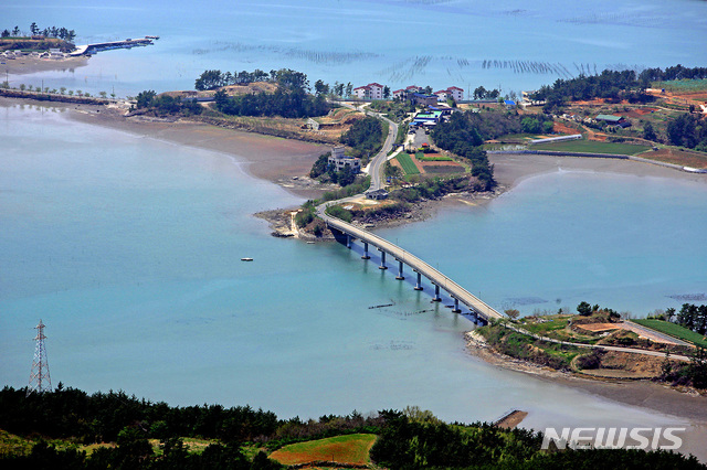[창원=뉴시스] 사천시 비토섬 갯벌 & 비토교.(사진=경남도 제공)