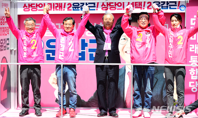 [청주=뉴시스] 인진연 기자 = 미래통합당 김종인 총괄선대위원장이 13일 충북 청주 성안길에서 청주권 출마 후보인 최현호·윤갑근·정우택·김수민 후보의 지원유세를 하고 있다. 2020.04.13. inphoto@newsis.com