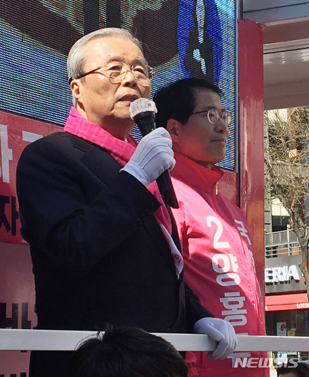 [대전=뉴시스] 조명휘 기자 = 김종인 미래통합당 총괄선거대책위원장이 13일 오후 대전 서구 둔산동 타임월드점 앞에서 양홍규 서구을 후보 지원유세를 하고 있다. 2020.04.13 photo@newsis.com