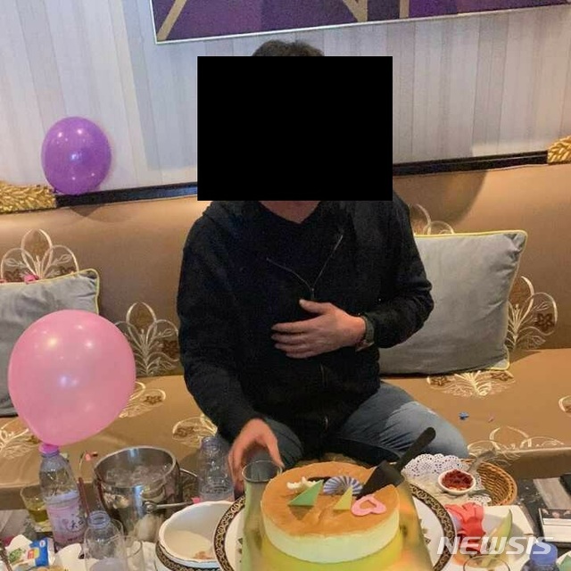 [서울=뉴시스] '라임자산운용(라임) 사태' 수사의 핵심 인물로 지목되고 있는 김봉현 전 스타모빌리티 회장과 공모해 수원여객 공금 161억여원을 횡령한 혐의를 받고 해외 도피 중인 수원여객 전 재무이사 김모(42)씨가 지난해 5월 중국 칭다오(청도)에서 호화스런 생일파티를 연 정황이 포착됐다. 2020.04.13. (사진=뉴시스 입수)