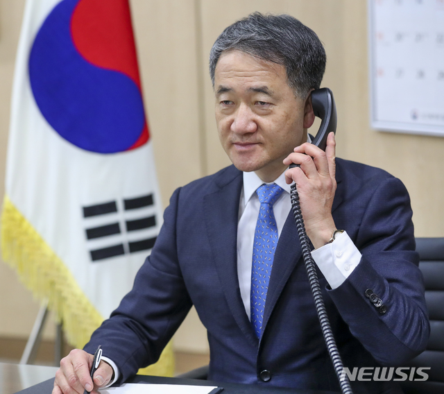 [서울=뉴시스]박능후 보건복지부 장관 겸 중앙재난안전대책본부 1차장이 13일 오후 알렉스 엠 에이자 미국 보건복지부 장관과의 통화를 하고 있다. 박 장관은 전화 통화에서 정확도와 신뢰도가 높은 실시간 역전사중합효소연쇄반응(RT-PCR) 검사법이 필요하다고 설명했다.(사진=보건복지부 제공) 2020.04.13. photo@newsis.com