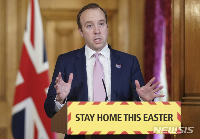 [런던=AP/뉴시스]매트 핸콕 영국 보건장관이 지난 12일 런던의 다우닝가 10번지 총리 관저에서 신종 코로나바이러스 감염증(코로나19)에 대해 브리핑하고 있다. 핸콕 장관은 15일(현지시간) 코로나19로 사망한다고 해서 가족들이 사랑하는 사람의 임종을 지킬 수 없다는 것은 불합리하다며 "가능한 한 어디에서든 사람들이 코로나19로 죽어가는 사랑하는 사람들에게 작별인사를 할 수 있도록 할 것"이라고 말했다. 2020.4.16