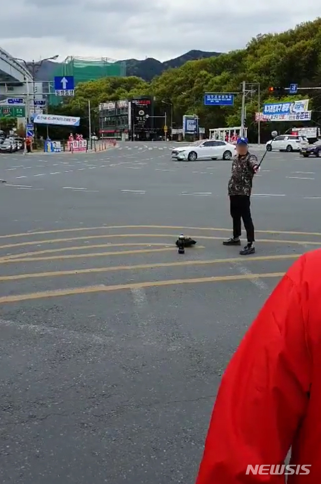 [서울=뉴시스]대구 수성을 무소속 홍준표 후보가 13일 오전 출근길 유세 중 한 남성에게 골프채로 위협을 당한것으로 알려졌다. 경찰 등에 따르면 이 남성은 콜라병을 세워두고 홍 후보를 향해 골프채를 휘두르려고 하다가 홍 후보측이 제지하자 차를 타고 달아난 것으로 알려졌다. (사진=홍준표 후보 캠프 제공) 2020.04.13. photo@newsis.com