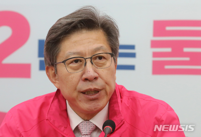 [서울=뉴시스]김명원 기자 = 박형준 미래통합당 공동선대위원장이 13일 오전 서울 여의도 국회 미래통합당 회의실에서 현안 관련 기자간담회를 하고 있다. 2020.04.13.&nbsp; kmx1105@newsis.com