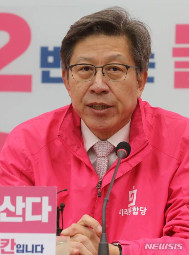 [서울=뉴시스]김명원 기자 = 박형준 미래통합당 공동선대위원장이 13일 오전 서울 여의도 국회 미래통합당 회의실에서 현안 관련 기자간담회를 하고 있다. 2020.04.13.&nbsp; kmx1105@newsis.com