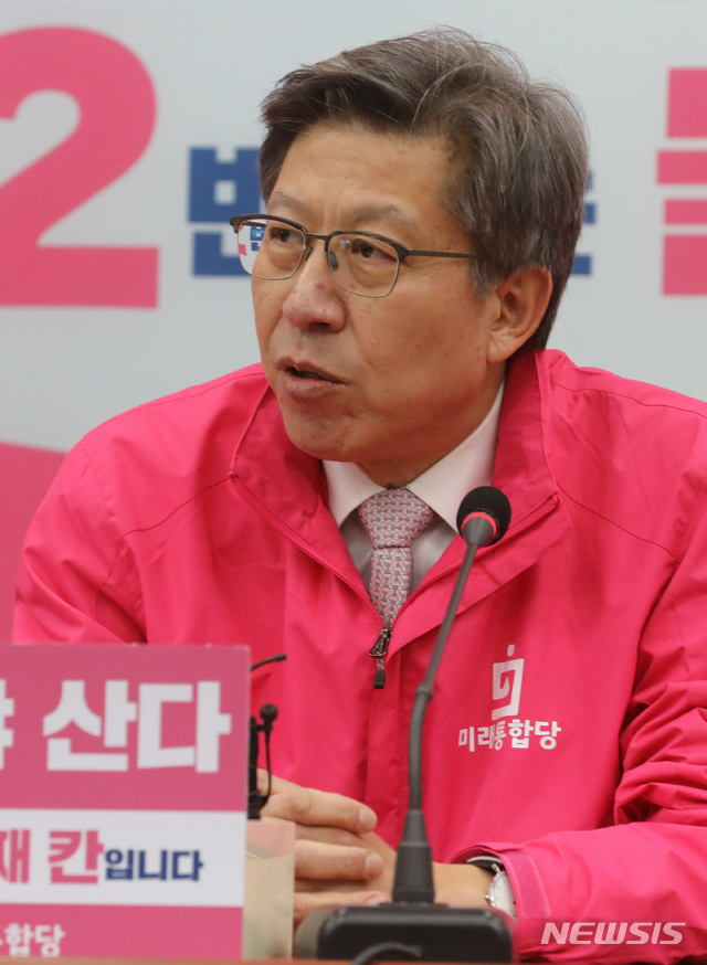 [서울=뉴시스]김명원 기자 = 박형준 미래통합당 공동선대위원장이 13일 오전 서울 여의도 국회 미래통합당 회의실에서 현안 관련 기자간담회를 하고 있다. 2020.04.13.&nbsp; kmx1105@newsis.com