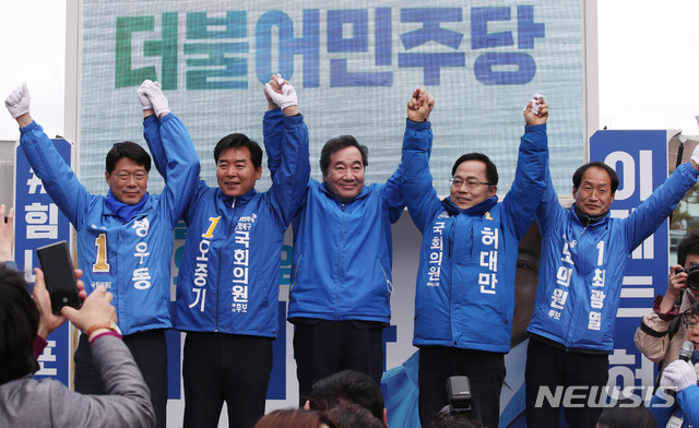 [포항=뉴시스] 김진아 기자 = 이낙연 더불어민주당 공동상임선대위원장이 13일 경북 포항시청 앞에서 경북 포항북구 오중기 후보, 포항남구울릉군 허대만 후보 지원유세를 하고 있다. 2020.04.13. bluesoda@newsis.com