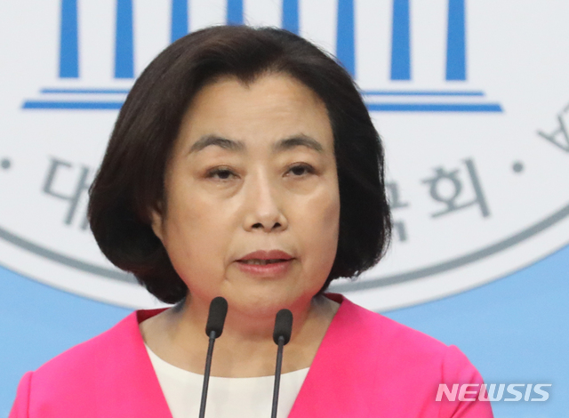 [서울=뉴시스]김명원 기자 = 박순자 미래통합당 안산단원을 후보가 13일 오전 서울 여의도 국회 소통관에서 "성인식과 관련한 이중적 행태로 국민을 속인 김남국 후보는 당장 사퇴하라!"며 기자회견을 하고 있다. 2020.04.13.&nbsp; kmx1105@newsis.com