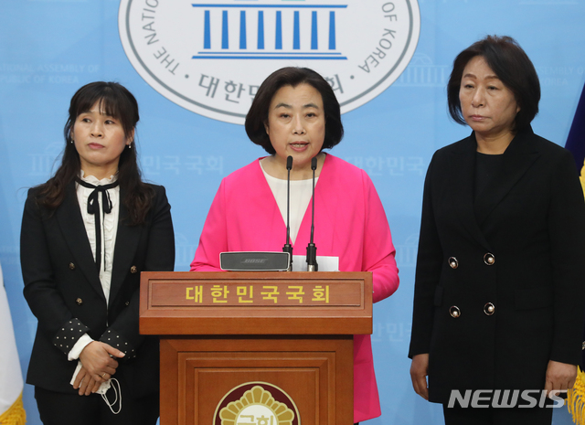 [서울=뉴시스]김명원 기자 = 박순자 미래통합당 안산단원을 후보가 13일 오전 서울 여의도 국회 소통관에서 "성인식과 관련한 이중적 행태로 국민을 속인 김남국 후보는 당장 사퇴하라!"며 기자회견을 하고 있다. 2020.04.13.&nbsp; kmx1105@newsis.com