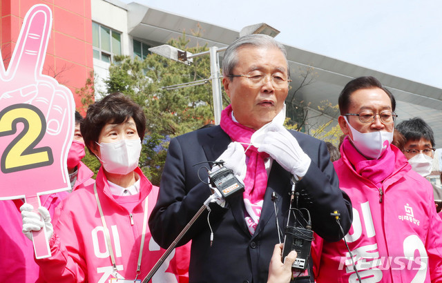 [충주=뉴시스] 장세영 기자 = 김종인 미래통합당 총괄선대위원장이 13일 충북 충주시 롯데마트 앞에서 열린 제21대 총선 충북 충주시 이종배 미래통합당 후보자 지원유세를 끝내고 취재진의 질문에 답하고 있다. 2020.04.13. photothink@newsis.com