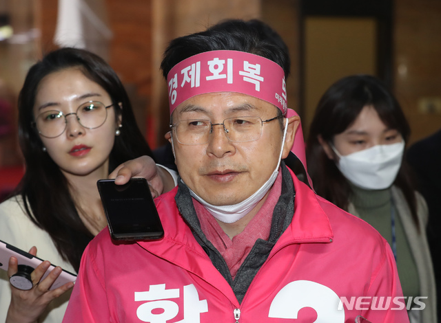 [서울=뉴시스] 고승민 기자 = 제21대 국회의원 선거 종로구 후보로 출마하는 황교안 미래통합당 대표가 유세 도중 차명진 부천시병 후보와 관련해 13일 서울 여의도 국회 당대표실에서 열린 최고위원회의에 들어서고 있다. 2020.04.13. kkssmm99@newsis.com 