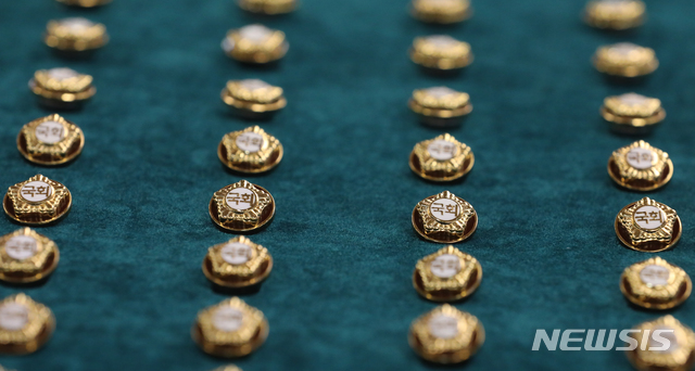 [서울=뉴시스]김명원 기자 = 총선을 이틀 앞둔 13일 오전 국회사무처가 국회 의원회관 국회의원종합상황실에서 21대 국회의원 뱃지를 공개하고 있다. 2020.04.13. kmx1105@newsis.com