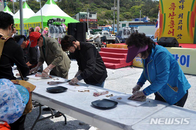 [신안=뉴시스]흑산도 홍어축제.