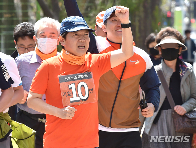 [수원=뉴시스] 김종택 기자 = 국토종주에 나선 국민의당 안철수 대표가 총선 D-2일인 13일 오후 경기 수원시 팔달구 인계동 도로를 달리며 시민들에게 인사하고 있다. 2020.04.13.semail3778@naver.com