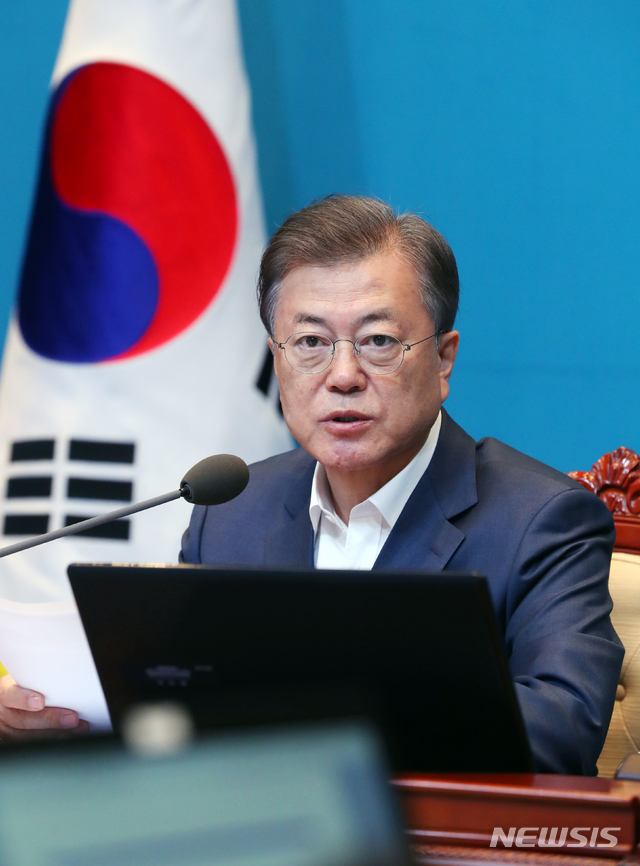 [서울=뉴시스]배훈식 기자 = 문재인 대통령이 13일 청와대 여민관에서 열린 수석·보좌관회의에 참석해 발언하고 있다. 2020.04.13. dahora83@newsis.com