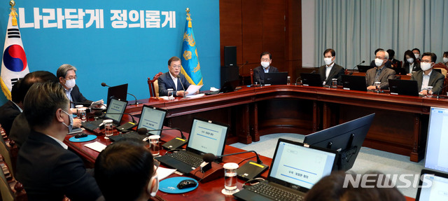 [서울=뉴시스]배훈식 기자 = 문재인 대통령이 13일 청와대 여민관에서 열린 수석·보좌관회의를 주재하고 있다. 2020.04.13.&nbsp; dahora83@newsis.com