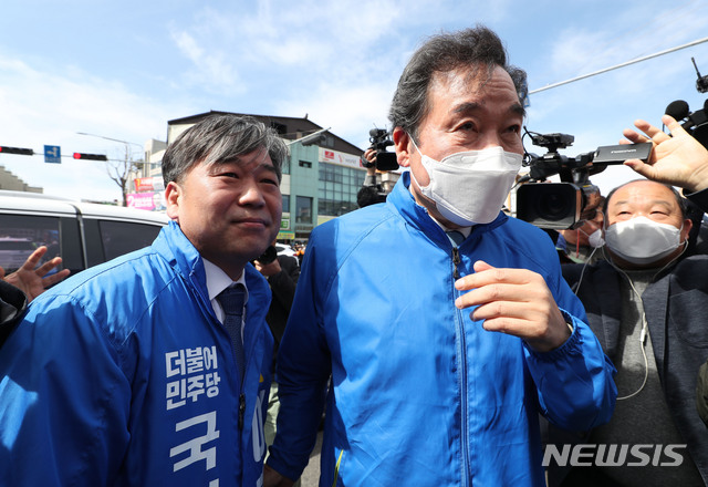 [제천=뉴시스] 김진아 기자 = 이낙연 더불어민주당 공동상임선대위원장이 13일 충북 제천역 인근에서 충북 제천단양 이후삼 후보 지원유세를 하기 전 이후삼 후보와 유세차로 이동하고 있다. 2020.04.13. bluesoda@newsis.com