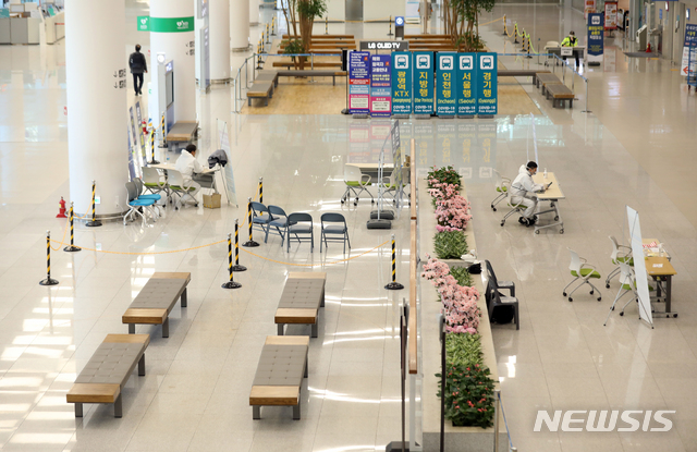 [인천공항=뉴시스] 이윤청 기자 = 한국인 입국을 금지한 90개 국가에 대해 우리 정부가 상호주의 차원에서 비자 면제 협정과 무비자 입국을 제한한 13일 오후 인천국제공항 제2터미널 입국장이 한산하다. 2020.04.13.&nbsp; radiohead@newsis.com