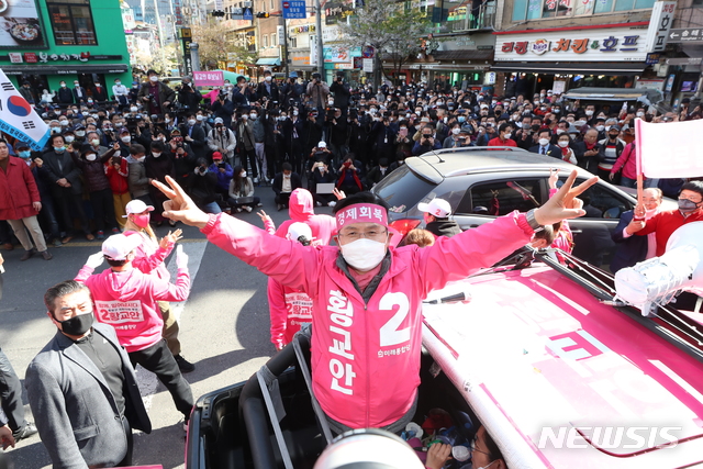 [서울=뉴시스] 고승민 기자 = 제21대 국회의원 선거에 출마하는 황교안 미래통합당 종로구 후보가 13일 서울 종로구 낙원상가 일대에서 유세를 하고 있다. 2020.04.13.kkssmm99@newsis.com