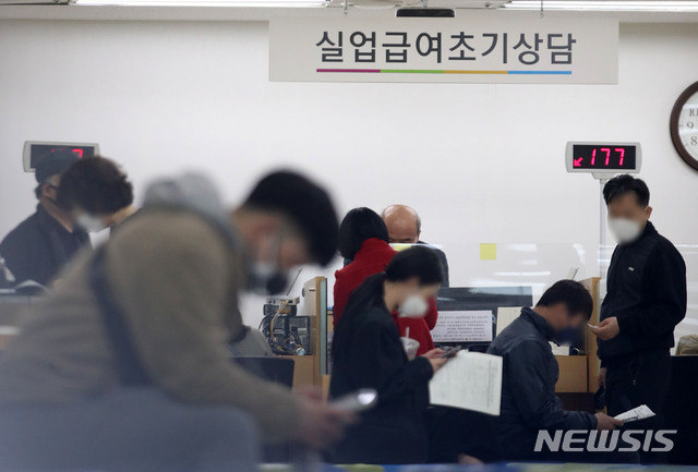 [서울=뉴시스] 박미소 기자 = 13일 오후 서울 중구 서울고용복지플러스센터에서 구직자들이 상담을 받기 위해 대기하고 있다. 정부가 발표한 3월 노동시장 동향에 따르면 지난달 구직급여 신규신청자는 15만 6000명으로 지난해 대비 3만 1000명 증가한 것으로 나타났다. 실업급여 수혜액은 8932억원을 지급해 지난달 역대 최대치를 기록한 7819억원을 크게 뛰어넘었다. 2020.04.13. misocamera@newsis.com