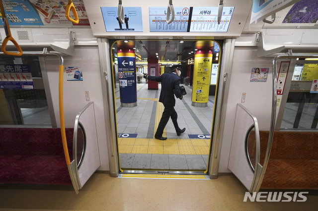 [도쿄=AP/뉴시스]일본 도쿄에서 13일 코로나 19 사태로 인해 지하철 안이 털 비어 있다. 2020.04.14