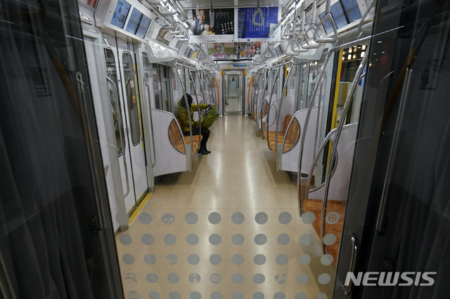 [도쿄=AP/뉴시스]일본 도쿄의 텅 빈 지하철에 한 시민이 홀로 앉아 있다. 지난 7일 일본 정부가 신종 코로나바이러스 감염증(코로나19) 확산을 막기 위해 도쿄 등 7개 지역에 긴급사태 선언을 발령했다. 2020.04.14.
