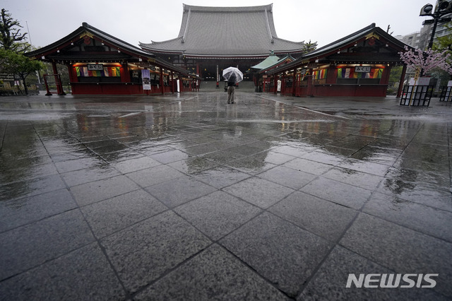 [도쿄=AP/뉴시스]지난 13일 일본 도쿄 아사쿠사의 관광지인 절 '센소지'가 텅 비어있다. 일본 정부는 지난 7일 신종 코로나바이러스 감염증(코로나19) 확산을 막기 위해 도쿄 등 7개 지역에 긴급사태 선언을 발령했다. 2020.04.14. 