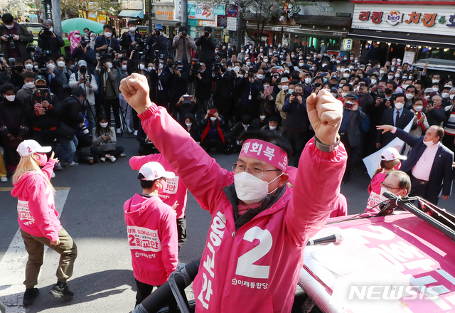 [서울=뉴시스] 고승민 기자 = 제21대 국회의원 선거에 출마하는 황교안 미래통합당 종로구 후보가 13일 서울 종로구 낙원상가 일대에서 유세를 하고 있다. 2020.04.13.kkssmm99@newsis.com