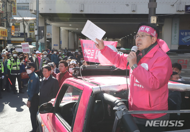 [서울=뉴시스] 고승민 기자 = 제21대 국회의원 선거에 출마하는 황교안 미래통합당 종로구 후보가 13일 서울 종로구 낙원상가 일대에서 유세를 하고 있다. 2020.04.13.kkssmm99@newsis.com