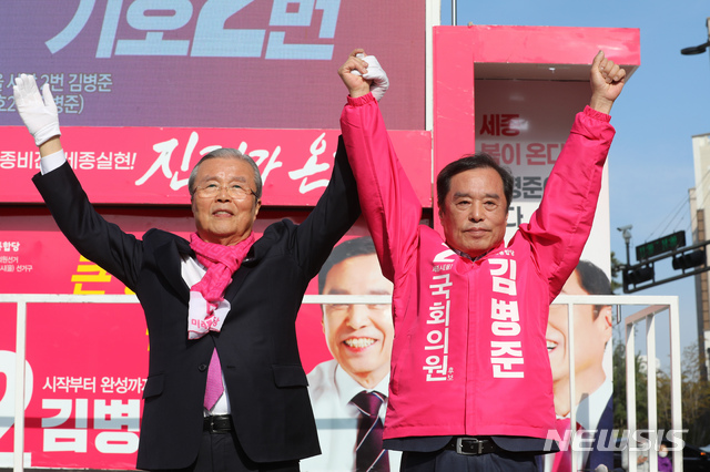 [세종=뉴시스]강종민 기자 = 김종인 미래통합당 총괄선대위원장이 13일 오후 세종시 종촌동을 방문, 김병준 세종을 후보와 손을 맞잡고 지지를 호소하고 있다. 2020.04.13.&nbsp; ppkjm@newsis.com
